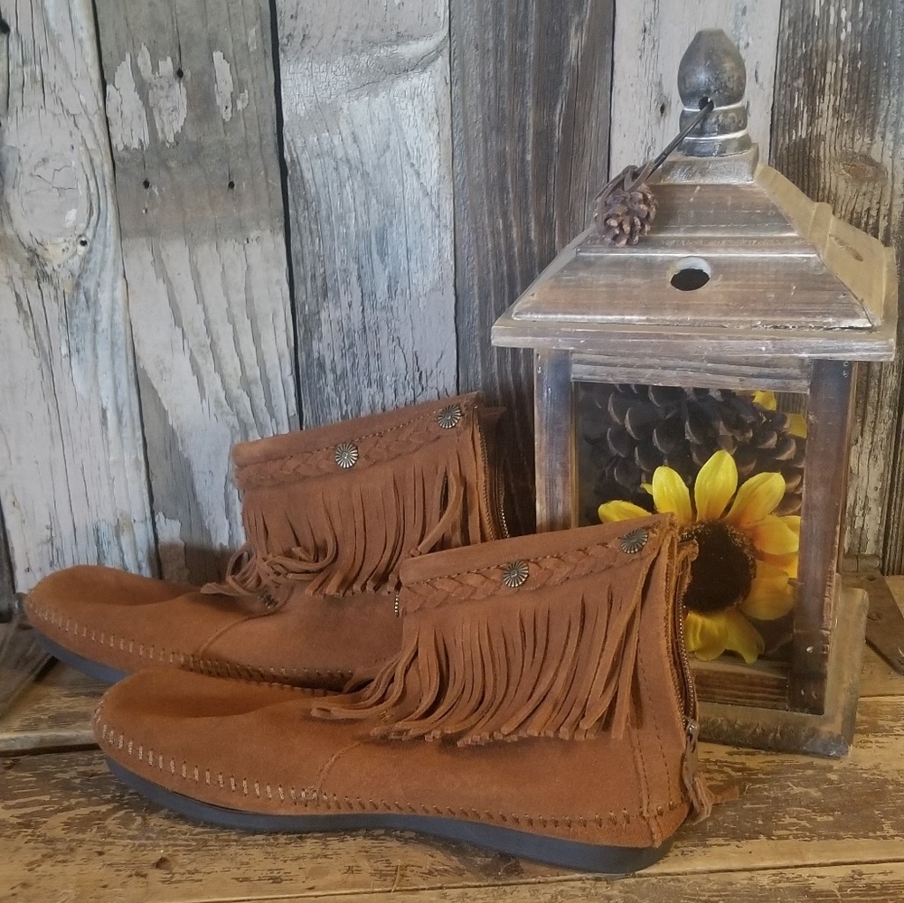 Brown minnetonka mocassins